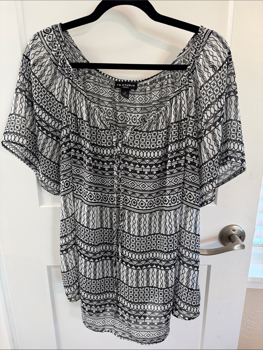 INโ Studio Woman Black White Geometric Tunic Scoop Neck Flutter Sleeve Top